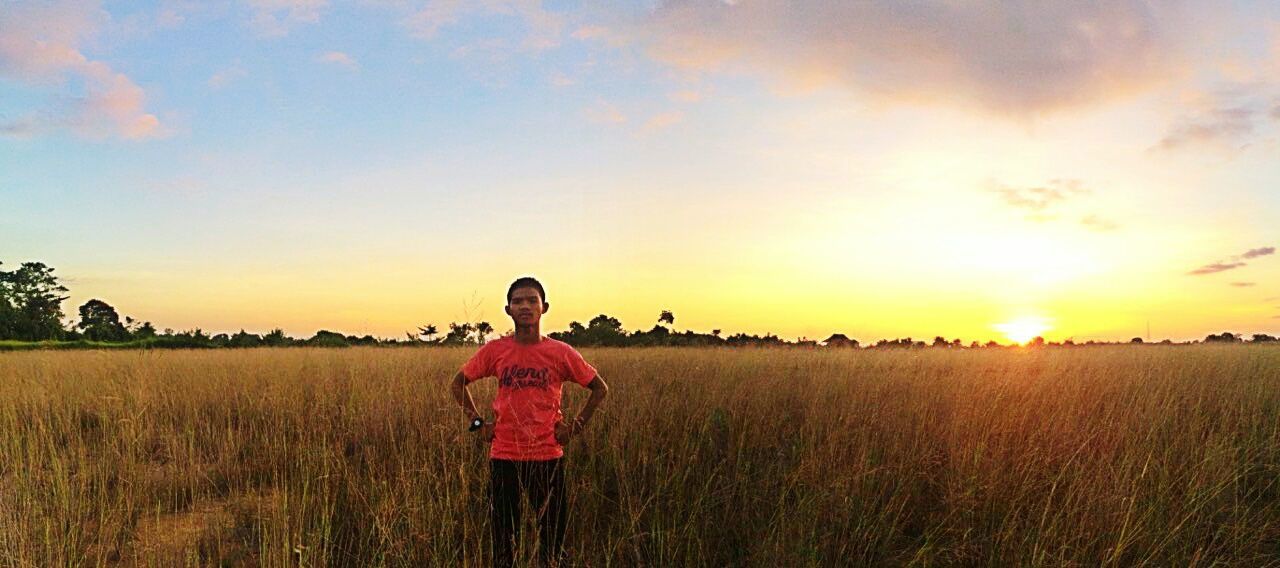 lifestyles, childhood, leisure activity, sky, field, sunset, boys, elementary age, girls, casual clothing, standing, full length, person, grass, landscape, nature, innocence, beauty in nature