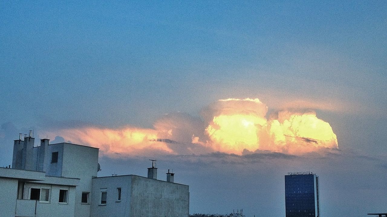 building exterior, architecture, built structure, low angle view, sunset, sky, city, cloud - sky, silhouette, building, orange color, outdoors, copy space, no people, high section, residential structure, residential building, dusk, nature, cloud