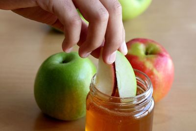 Close-up of hand holding apple