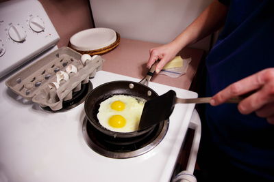 Man preparing omelet