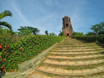 Old ruin building against sky