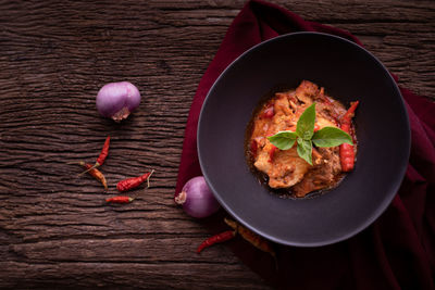 Food in bowl on table