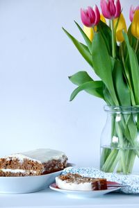 Close-up of fresh flowers in vase on table