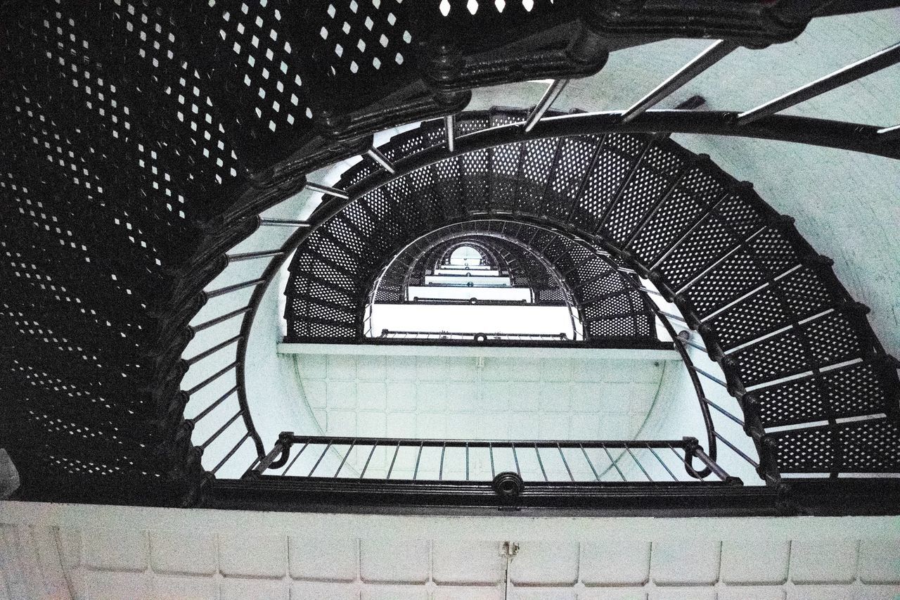 HIGH ANGLE VIEW OF STAIRS IN SPIRAL STAIRCASE