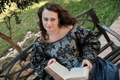 Portrait of a smiling young woman sitting on bench