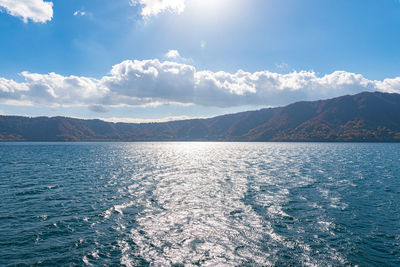 Lake towada utumn foliage scenery. towada-hachimantai national park in tohoku region. aomori, japan.