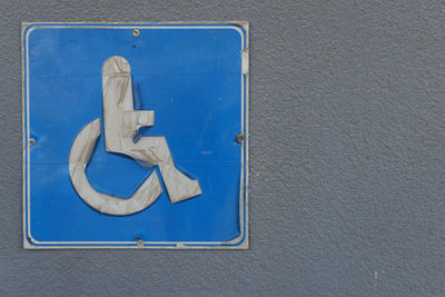 Disabled access sign on wall