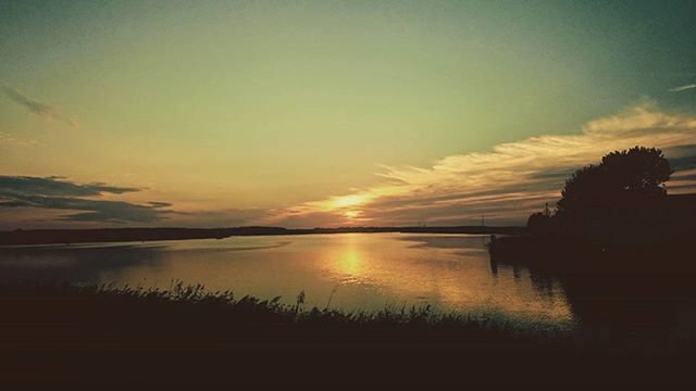 sunset, silhouette, water, scenics, tranquil scene, tranquility, beauty in nature, sky, reflection, lake, orange color, idyllic, nature, cloud - sky, sun, calm, cloud, river, sea, outdoors