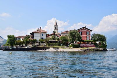 River by houses against sky