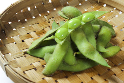 Close-up of endamame beans on woven tray
