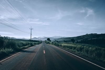 Diminishing perspective of empty road against sky