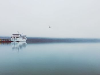 Cruise ship on sea against sky