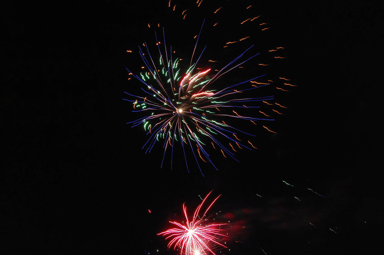 LOW ANGLE VIEW OF FIREWORK DISPLAY AGAINST SKY