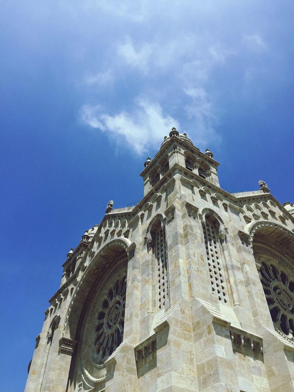 LOW ANGLE VIEW OF HISTORICAL BUILDING AGAINST SKY