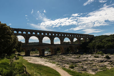 Aqueduct pont du gard bridge against sky