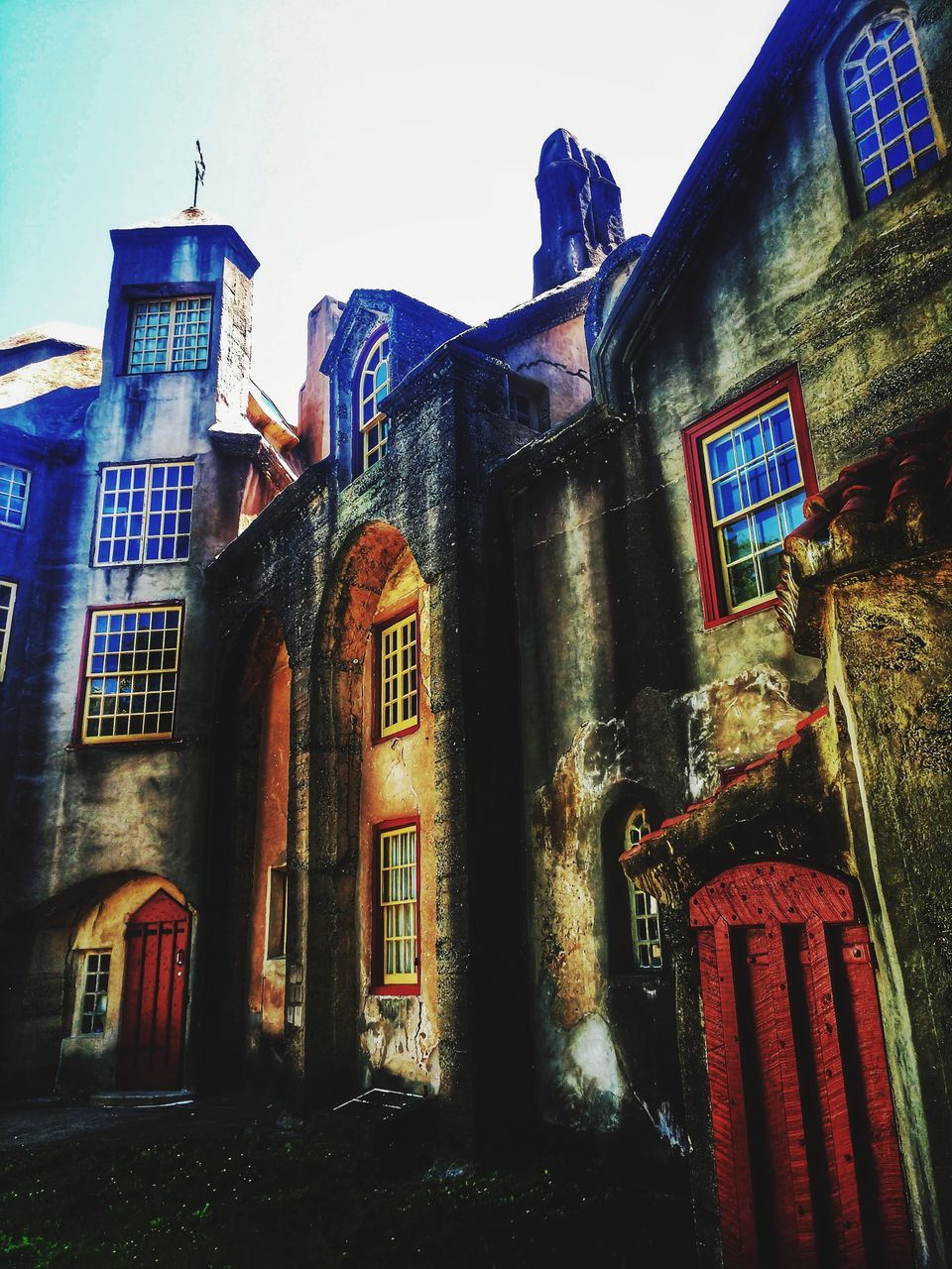 LOW ANGLE VIEW OF OLD HOUSE AGAINST SKY