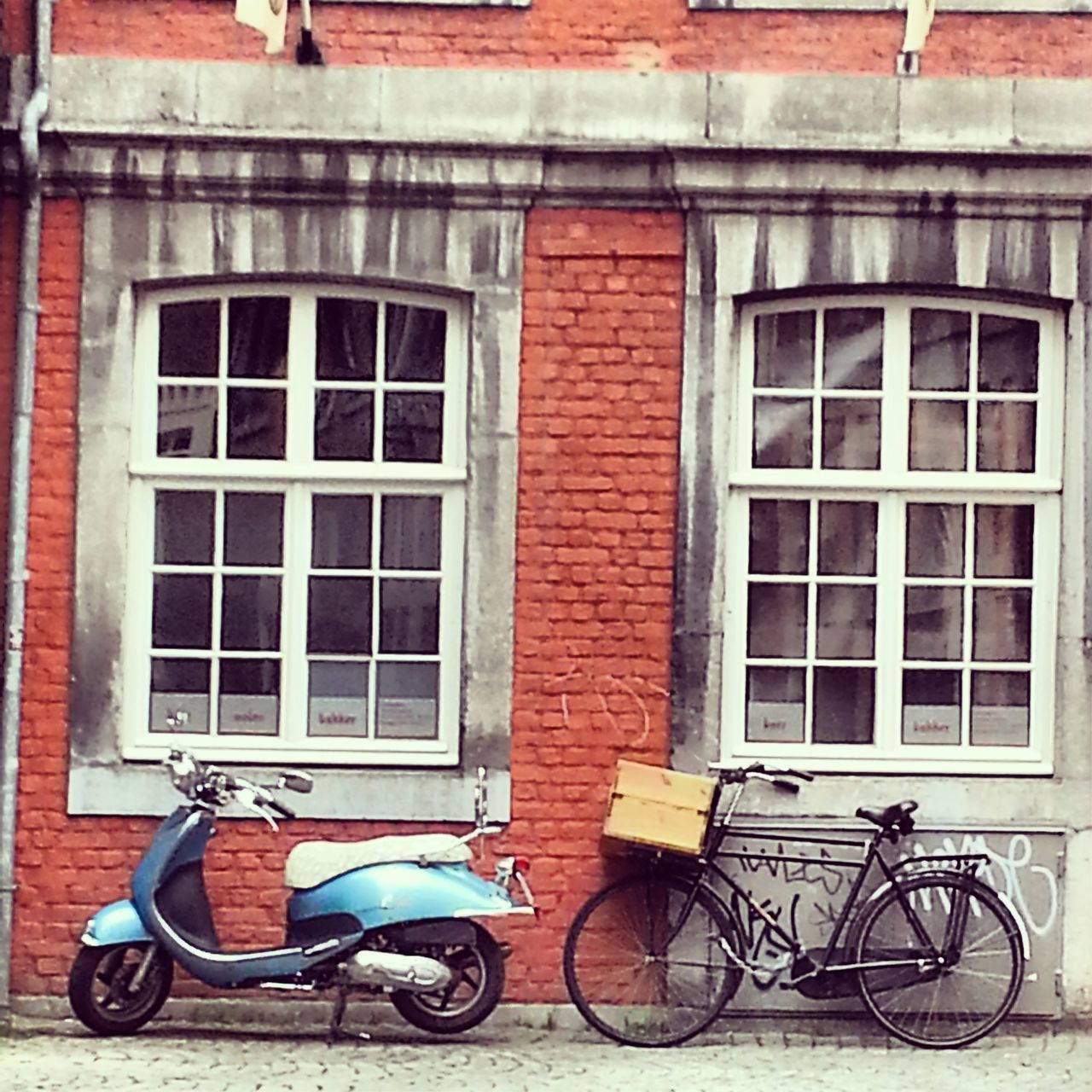 bicycle, building exterior, architecture, land vehicle, mode of transport, parked, built structure, transportation, stationary, parking, window, residential building, building, residential structure, house, day, street, wall, side view, outdoors