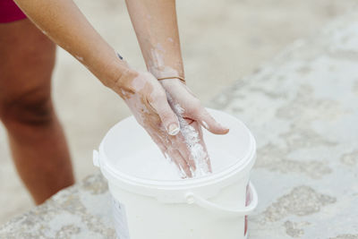 Woman putting chalk in her hands before practicing crossfit.