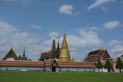 Wat phra kaew on field against sky