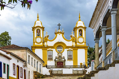 Colorful colonial houses and historic church facade in the famous city of tiradentes in minas gerais