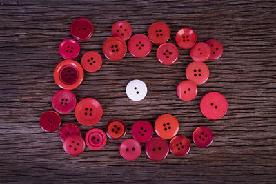 Red buttons on table 