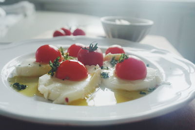 Close-up of mozzarella and tomato salad in plate