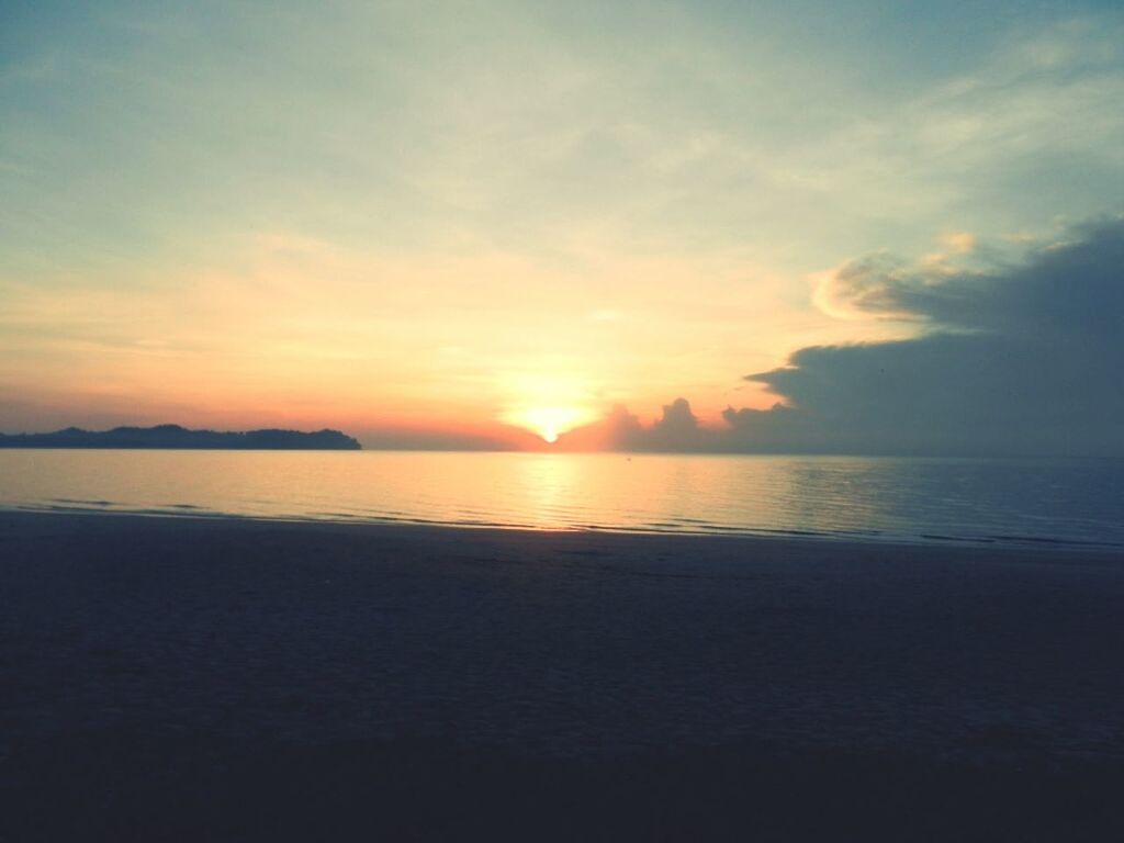 sea, sunset, horizon over water, water, scenics, tranquil scene, beach, sun, beauty in nature, sky, tranquility, shore, idyllic, orange color, nature, cloud - sky, reflection, sunlight, cloud, outdoors