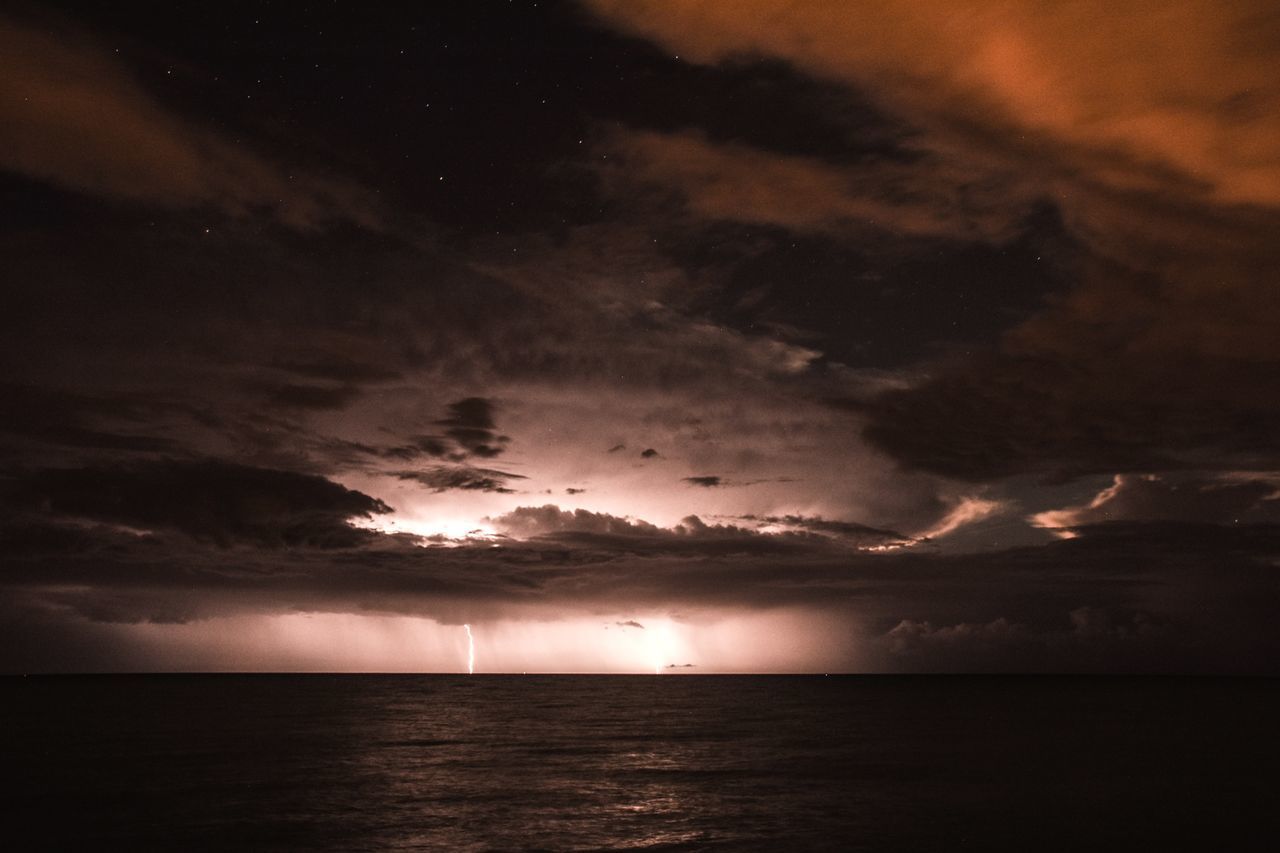 SCENIC VIEW OF DRAMATIC SKY OVER SEA