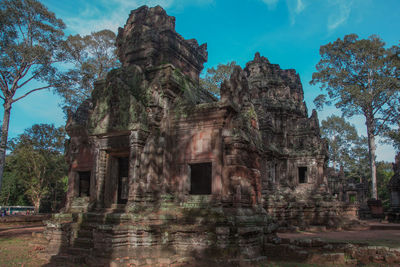 Old ruins of building against sky