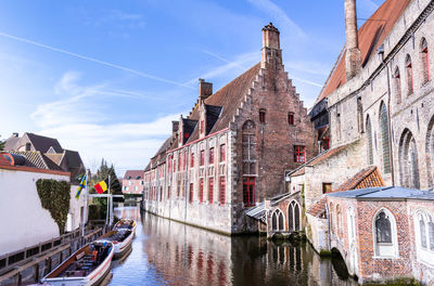 Canal and the old building of sint-janshospitaal museum