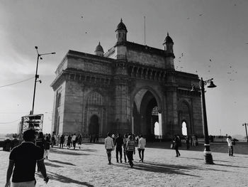 People in front of gateway to india