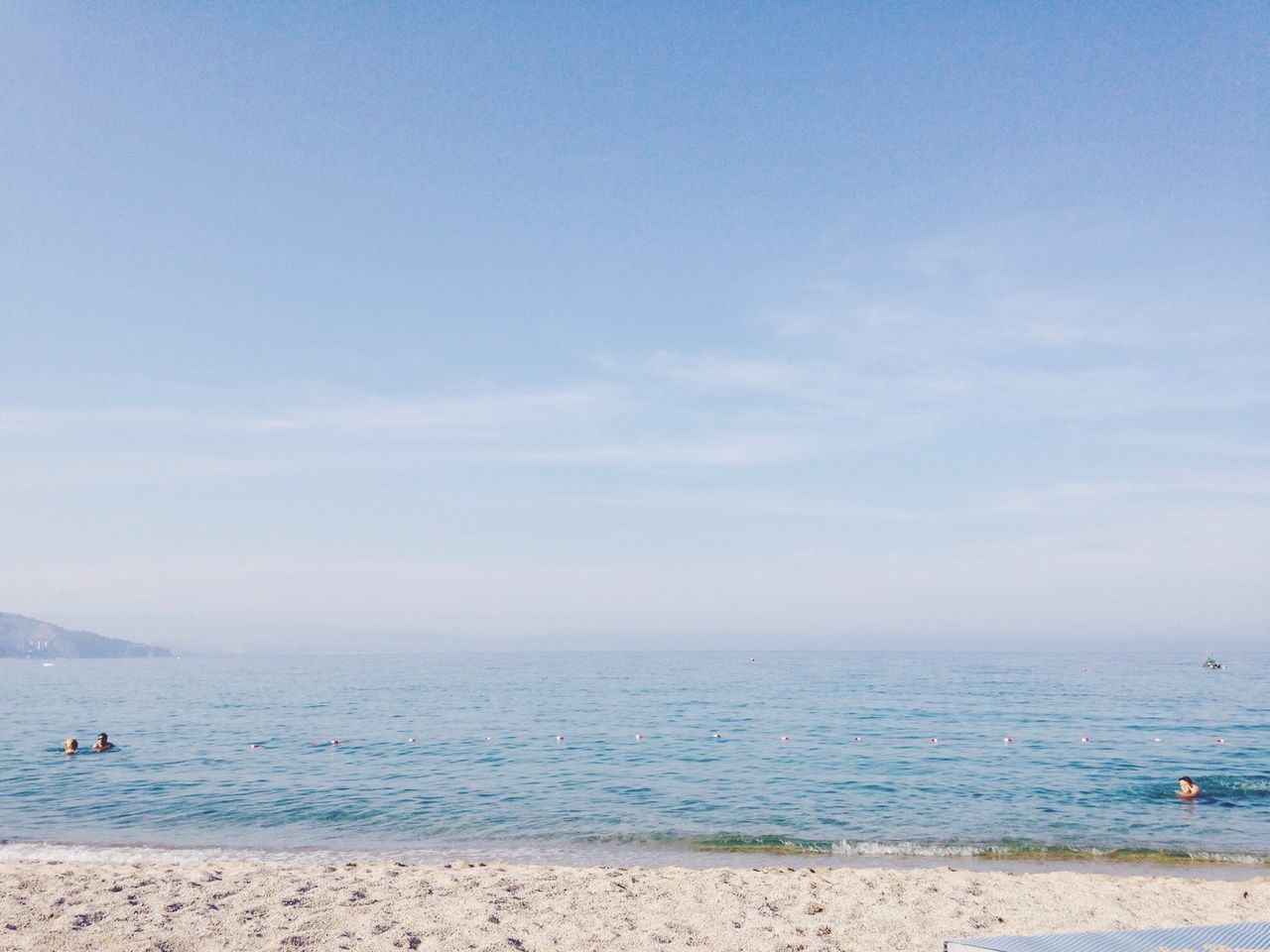 sea, beach, horizon over water, water, shore, sand, scenics, tranquil scene, tranquility, sky, beauty in nature, nature, vacations, incidental people, idyllic, coastline, copy space, blue, day, outdoors