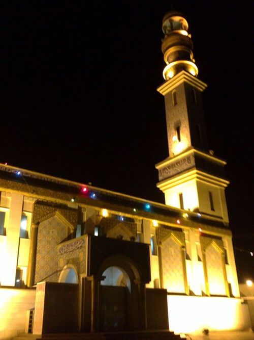 architecture, built structure, night, illuminated, low angle view, building exterior, clear sky, arch, copy space, history, city, dark, architectural column, building, lighting equipment, travel destinations, outdoors, no people, facade, street light