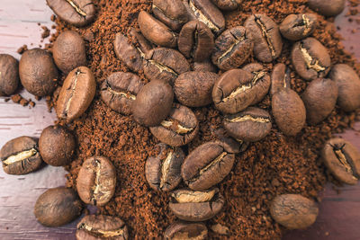 Roasted arabica coffee beans are ground and mixed with instant coffee to prepare a drink