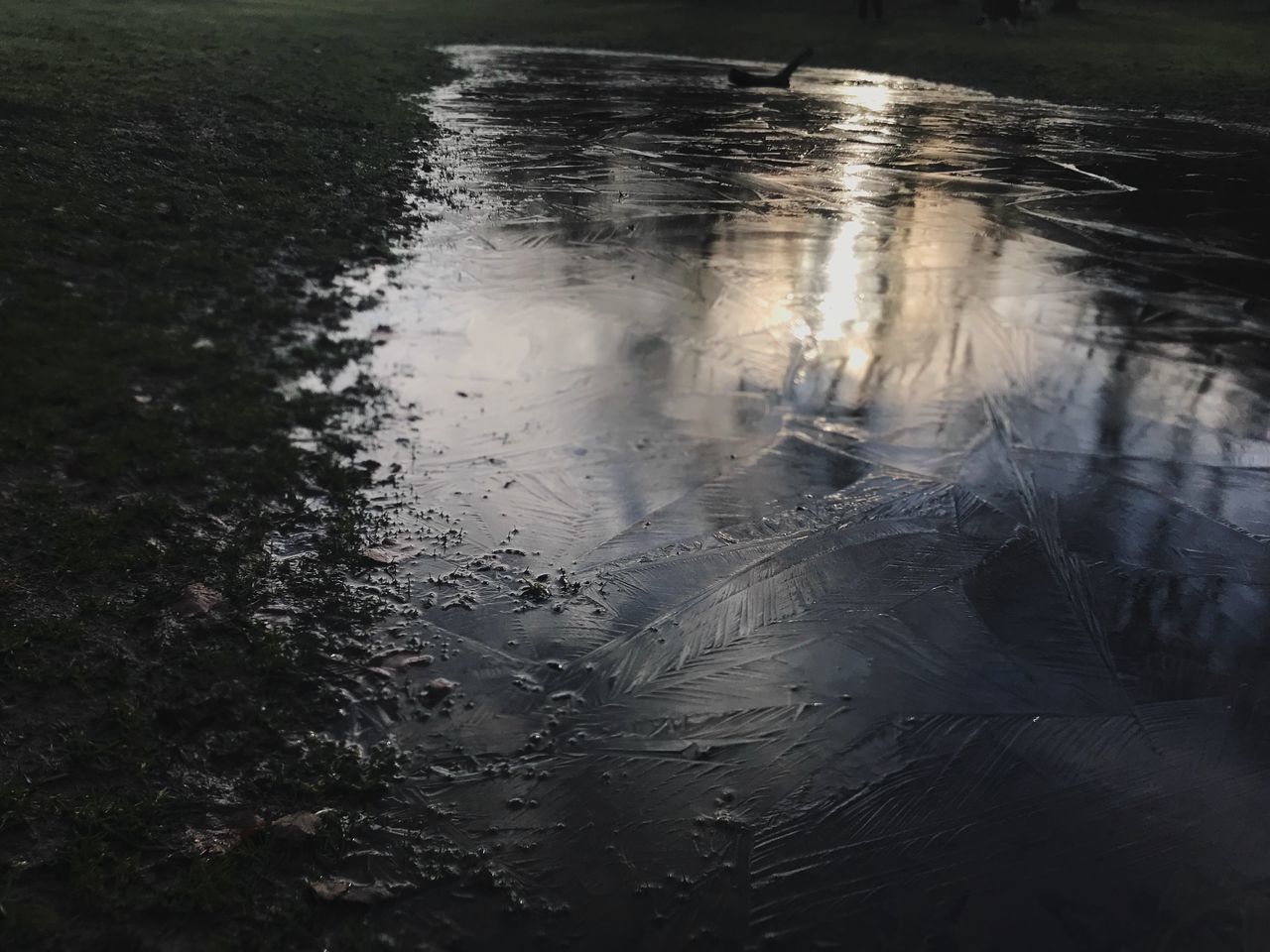 HIGH ANGLE VIEW OF WET GLASS ON LAKE