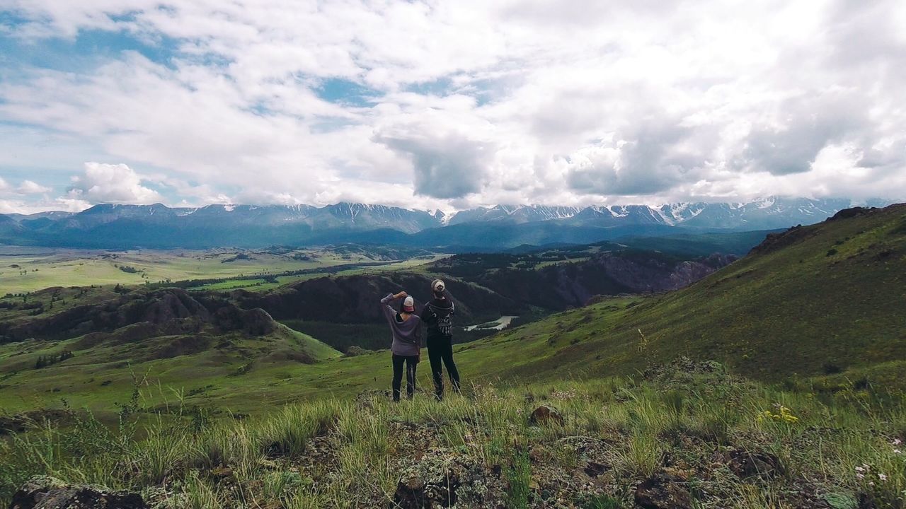 FULL LENGTH OF HIKER ON LAND AGAINST SKY