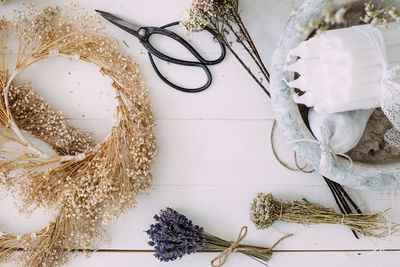 Hands of a florist woman at work. dry compositions of flowers and plants for the interior