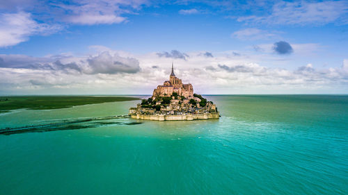 Le mont saint-michel amidst sea against sky