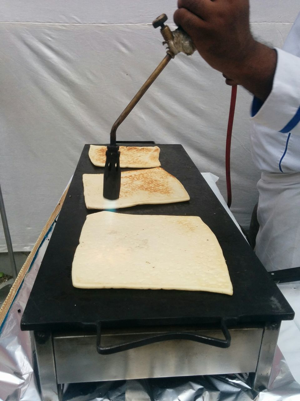 MIDSECTION OF MAN WORKING AT FOOD