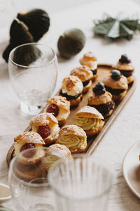 Long wooden plate with mini cakes