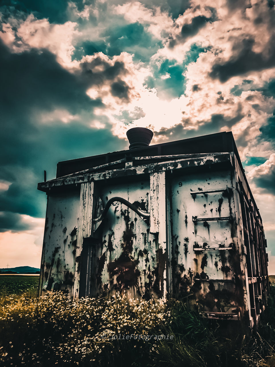 LOW ANGLE VIEW OF ABANDONED BUILDING AGAINST SKY
