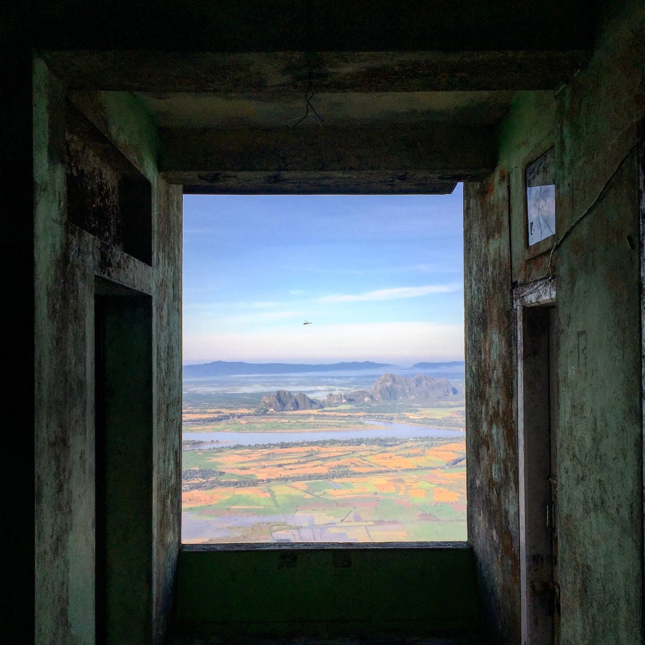 SCENIC VIEW OF SEA AGAINST SKY SEEN THROUGH ARCH