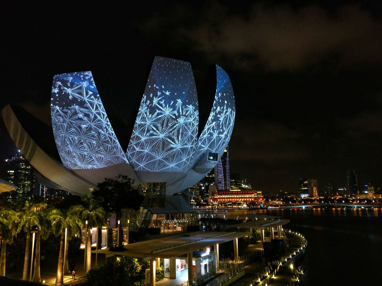 ILLUMINATED BUILDINGS IN CITY