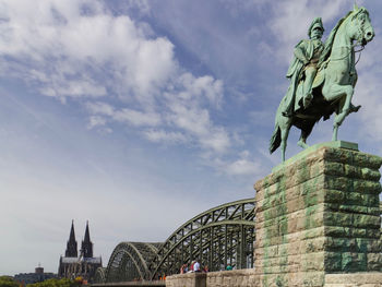 Statue of historic building against cloudy sky