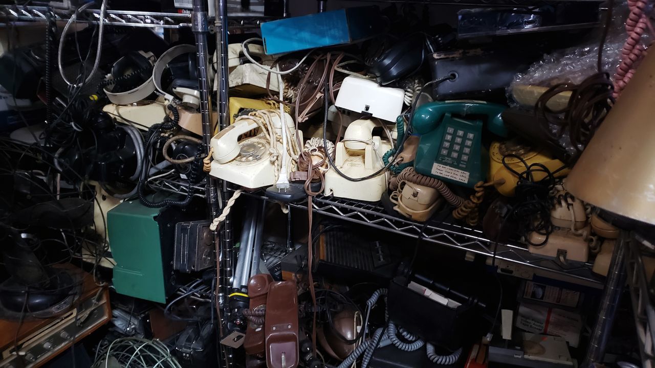 FULL FRAME SHOT OF ABANDONED SHOPPING CART IN KITCHEN