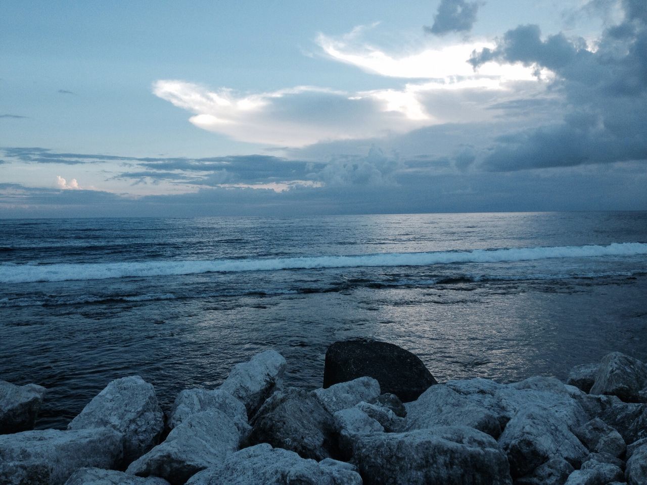 water, sea, sky, scenics, tranquil scene, beauty in nature, tranquility, rock - object, cloud - sky, horizon over water, nature, shore, beach, cloudy, idyllic, cloud, wave, rock, outdoors, remote