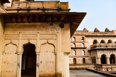 Beautiful view of orchha palace fort, raja mahal and chaturbhuj temple from jahangir mahal, orchha