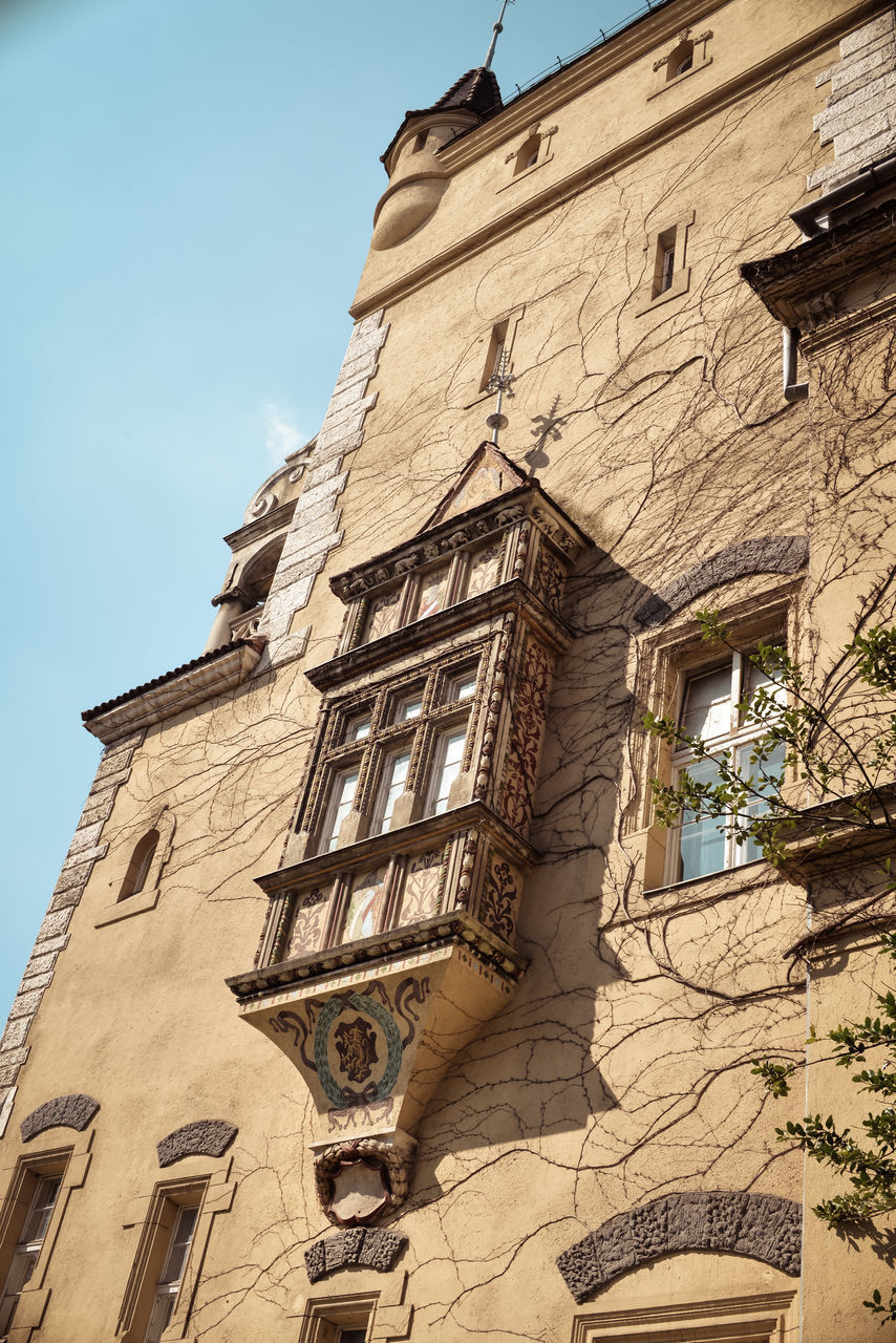 LOW ANGLE VIEW OF HISTORICAL BUILDING AGAINST SKY