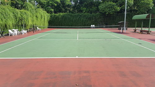 Empty tennis playing field