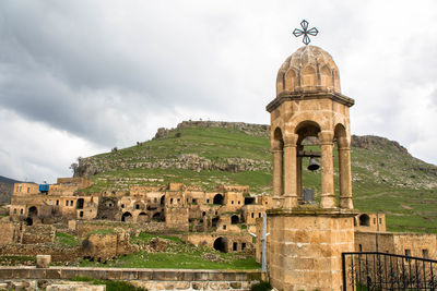 Old ruins of building against sky